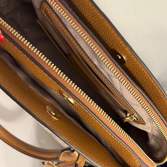 MICHAEL KORS Maxine Vanilla/Acorn MK Dome Satchel Handbag - Picture 7 of 10